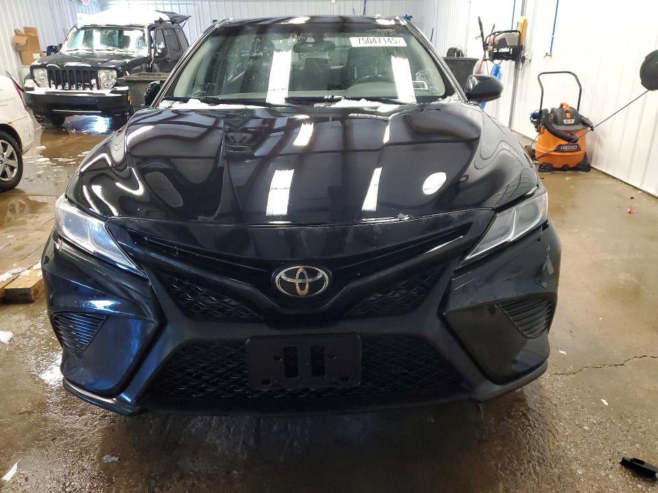 75047145 :رقم المزاد ، 4T1B11HK5JU112929 vin ، 2018 Toyota Camry مزاد بيع