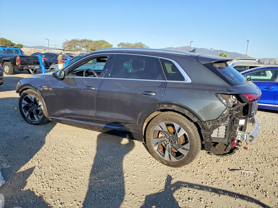2022 Audi E-tron მანქანა იყიდება აუქციონზე, vin: WA1LAAGE7NB014081, აუქციონის ნომერი: 75254765
