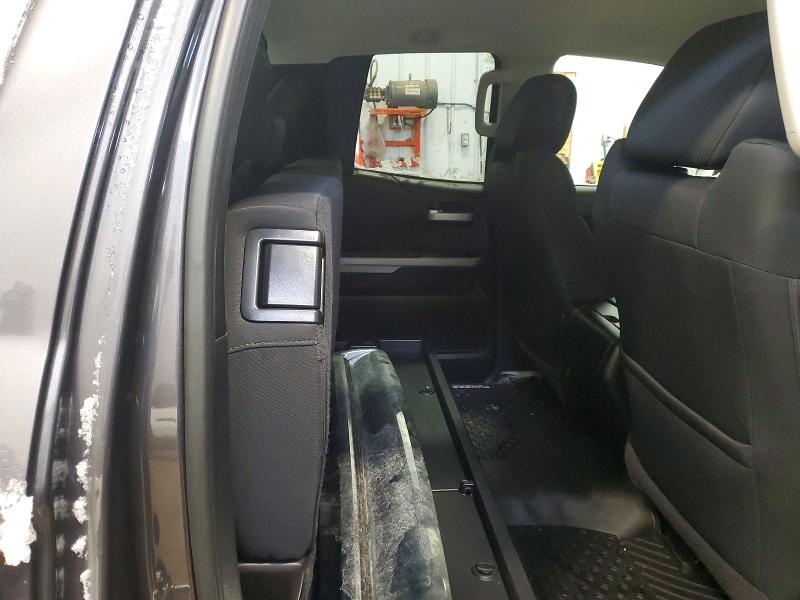 73065765 :رقم المزاد ، 5TFUY5F12JX720898 vin ، 2018 Toyota Tundra مزاد بيع