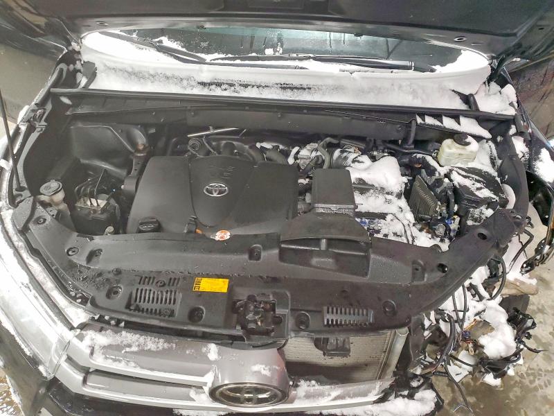 97633745 :رقم المزاد ، 5TDBZRFH8JS827579 vin ، 2018 Toyota Highlander مزاد بيع