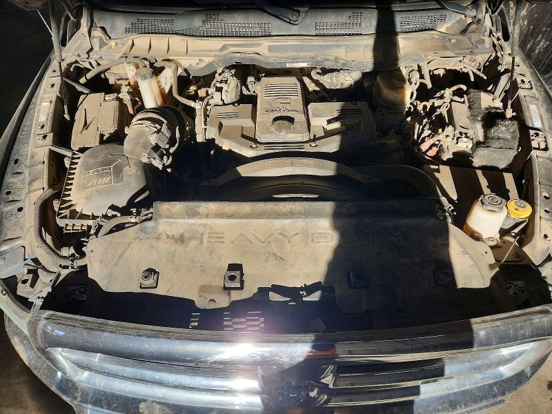 99813275 :رقم المزاد ، 3C6UR5CL8JG379702 vin ، 2018 Ram 2500 مزاد بيع