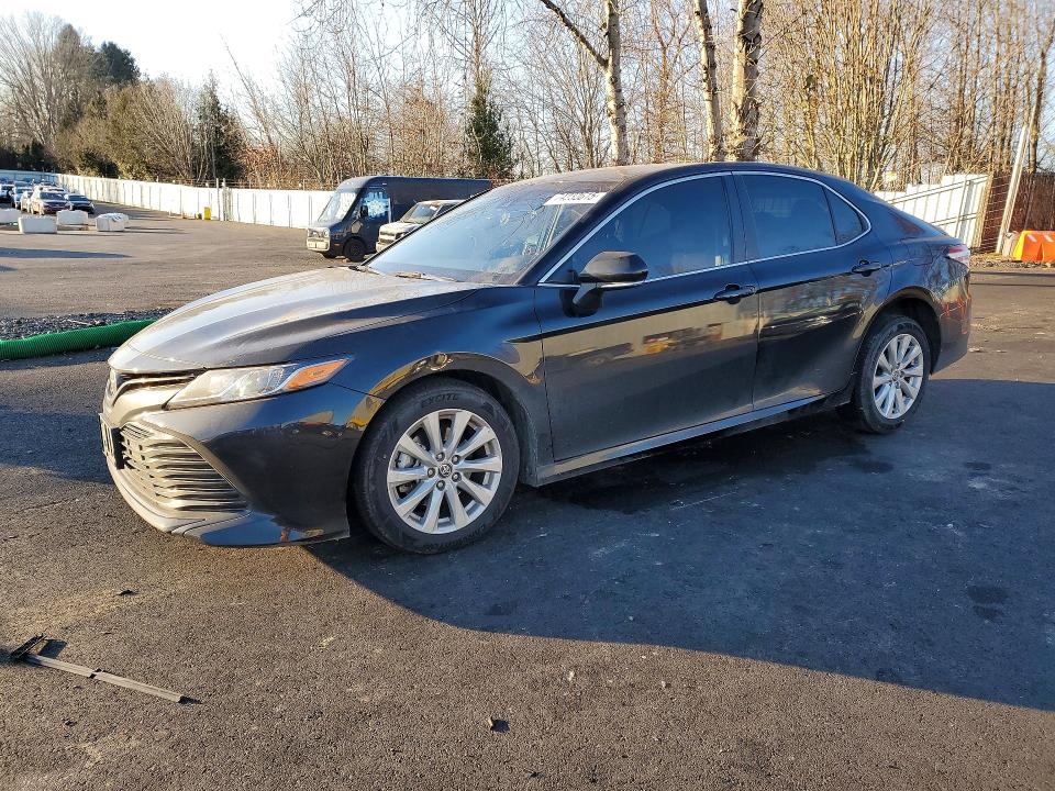 74233615 :رقم المزاد ، 4T1C11BK7LU018650 vin ، 2020 Toyota Camry مزاد بيع