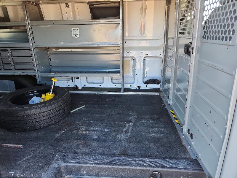 58230856 :رقم المزاد ، 1FTNE2YG1FKA43585 vin ، 2015 Ford Transit مزاد بيع