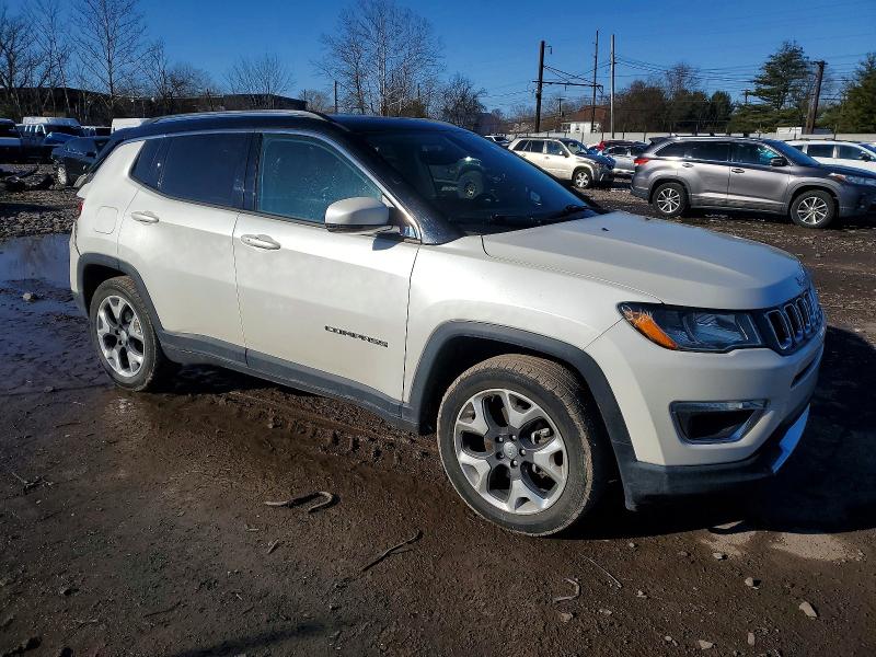 97858045 :رقم المزاد ، 3C4NJCCB4JT301733 vin ، 2018 Jeep Compass مزاد بيع