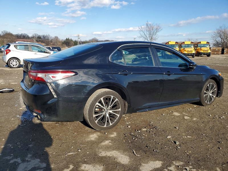 73727205 :رقم المزاد ، 4T1B11HK3JU111634 vin ، 2018 Toyota Camry مزاد بيع