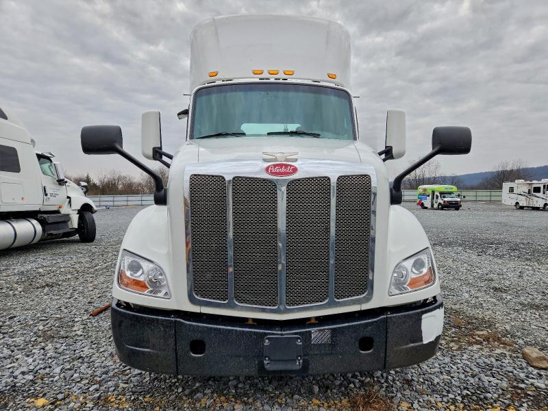 Продаж на аукціоні авто 2017 Peterbilt 579, vin: 1XPBA48X8HD428853, номер лоту: 93062165