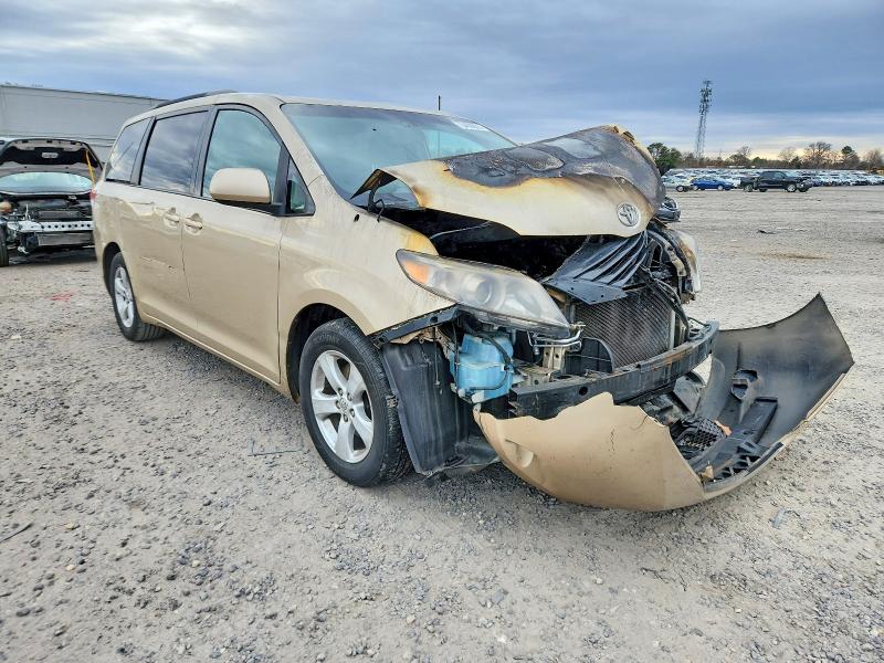 73469805 :رقم المزاد ، 5TDKK3DC5DS367424 vin ، 2013 Toyota Sienna مزاد بيع