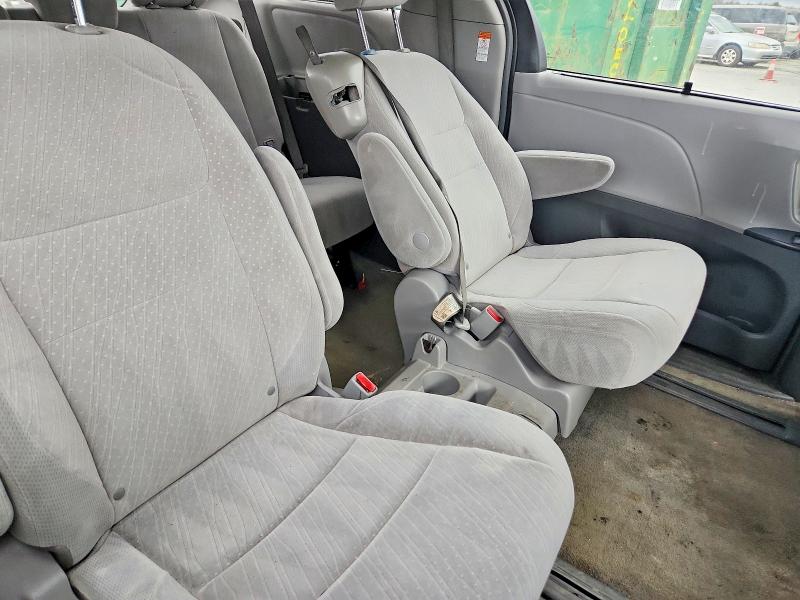 97830115 :رقم المزاد ، 5TDKZ3DC0JS945758 vin ، 2018 Toyota Sienna مزاد بيع