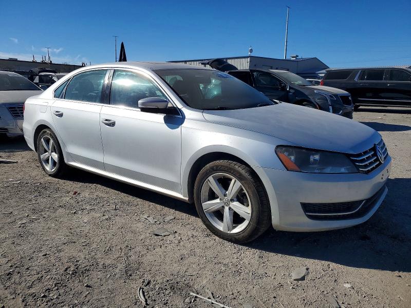 73064045 :رقم المزاد ، 1VWBN7A30DC105716 vin ، 2013 Volkswagen Passat مزاد بيع