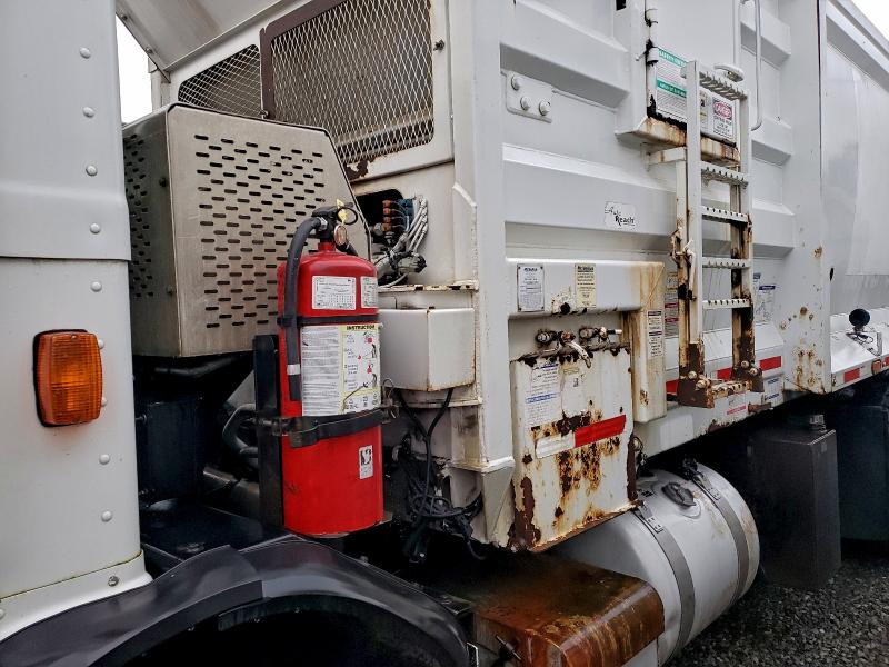 94833085 :رقم المزاد ، 3BPZL00X4BF117807 vin ، 2011 Peterbilt 320 مزاد بيع