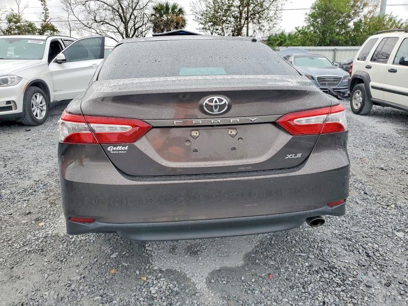 74758305 :رقم المزاد ، 4T1B11HK7JU004750 vin ، 2018 Toyota Camry مزاد بيع