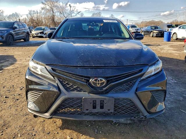 73727205 :رقم المزاد ، 4T1B11HK3JU111634 vin ، 2018 Toyota Camry مزاد بيع