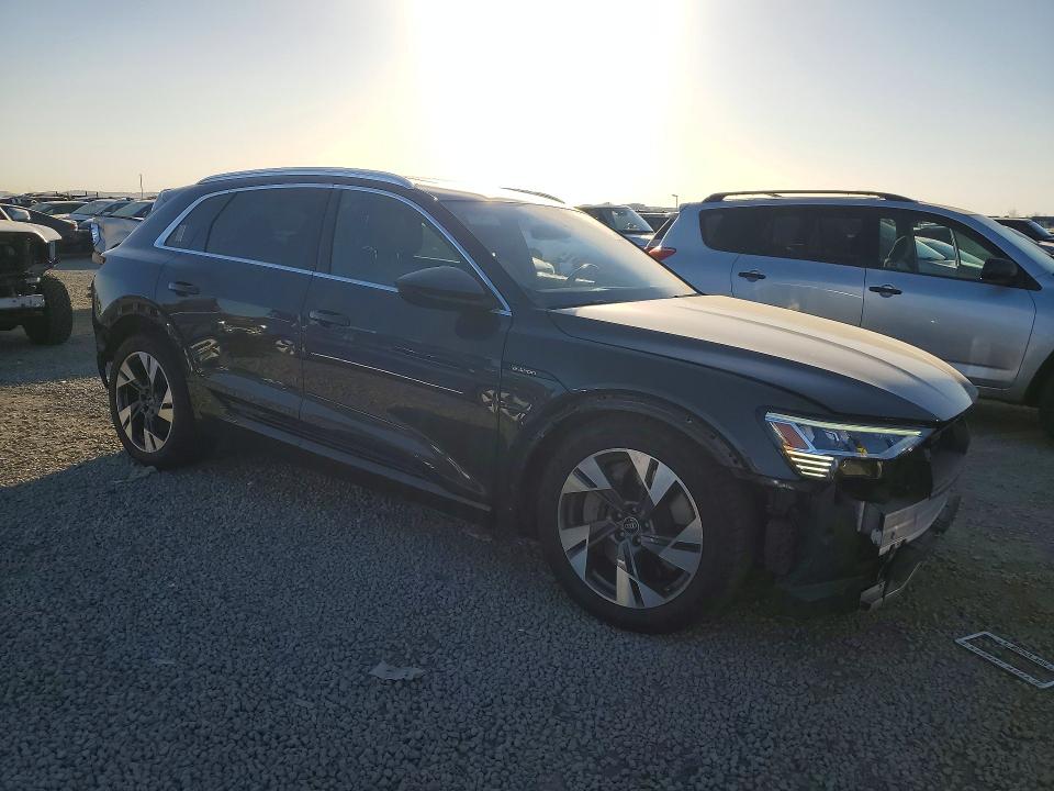 2022 Audi E-tron მანქანა იყიდება აუქციონზე, vin: WA1LAAGE7NB014081, აუქციონის ნომერი: 75254765