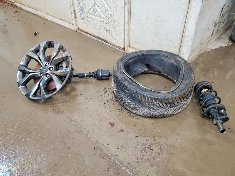 72320825 :رقم المزاد ، 1C3CCCDG0FN618464 vin ، 2015 Chrysler 200 مزاد بيع