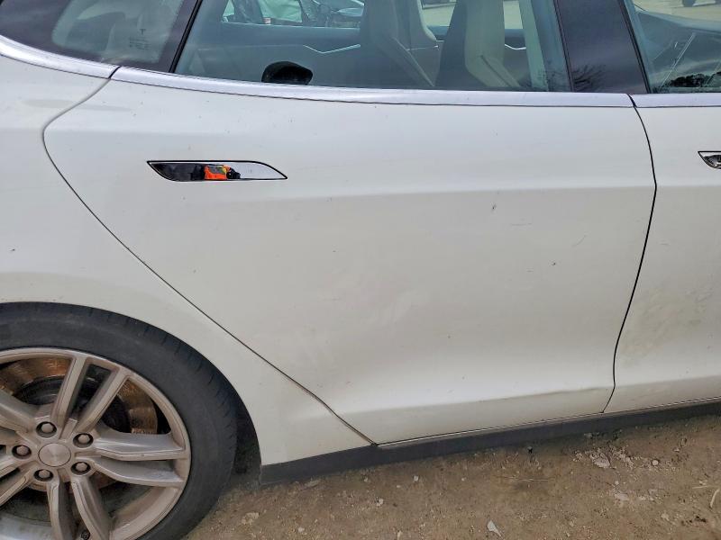 76027545 :رقم المزاد ، 5YJSA1H1XEFP44870 vin ، 2014 Tesla Model S مزاد بيع