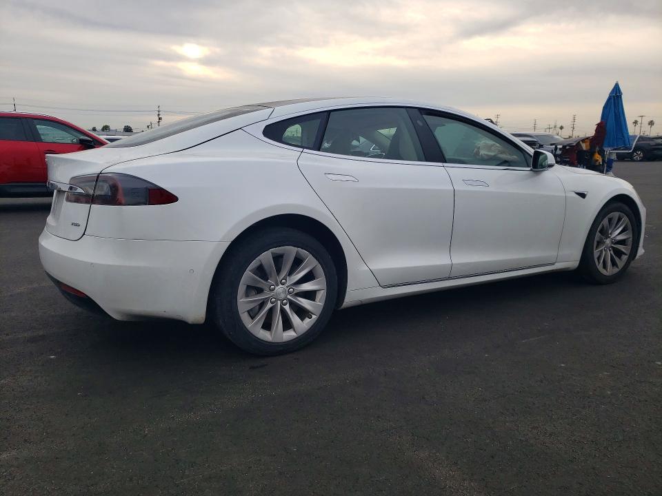 75313355 :رقم المزاد ، 5YJSA1E29JF260292 vin ، 2018 Tesla Model S مزاد بيع
