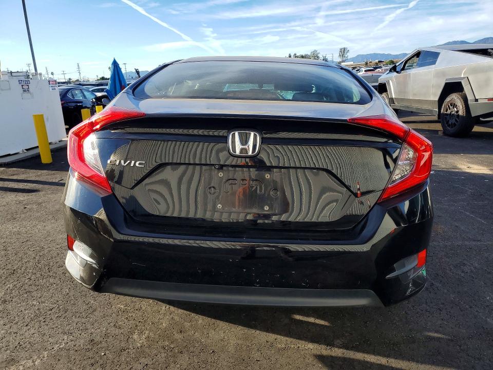 79111365 :رقم المزاد ، 2HGFC2F56JH511825 vin ، 2018 Honda Civic مزاد بيع