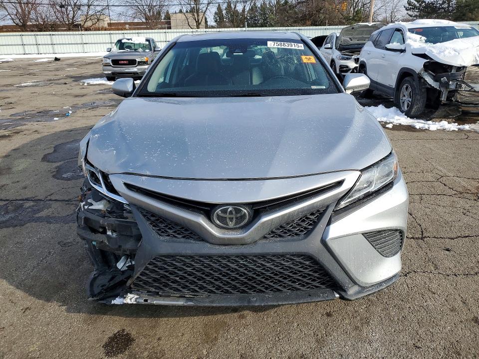75883915 :رقم المزاد ، 4T1B11HK4KU692384 vin ، 2019 Toyota Camry مزاد بيع