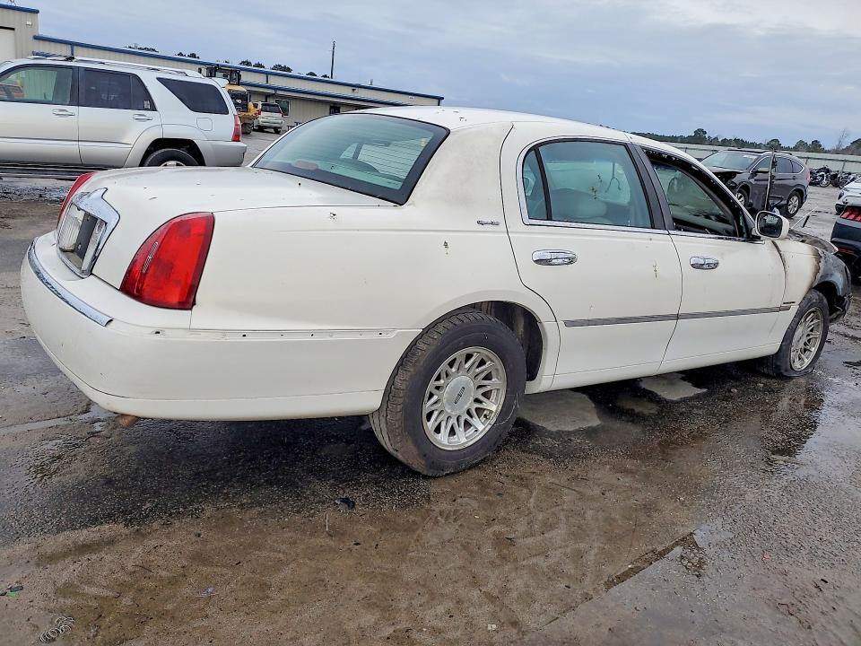61321616 :رقم المزاد ، 1LNHM82W7XY614042 vin ، 1999 Lincoln Town Car مزاد بيع