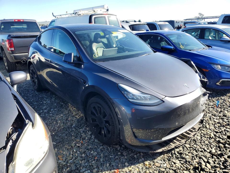 74038915 :رقم المزاد ، 7SAYGDEE8NF329325 vin ، 2022 Tesla Model Y مزاد بيع