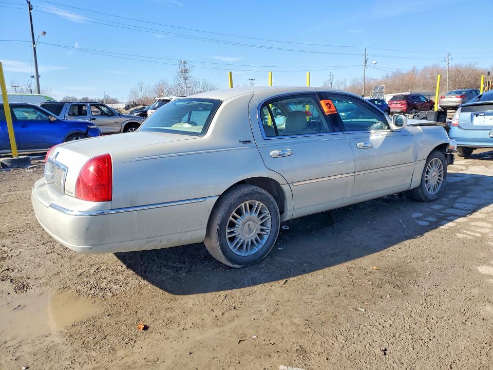 77007625 :رقم المزاد ، 1LNHM82V17Y608910 vin ، 2007 Lincoln Town Car مزاد بيع