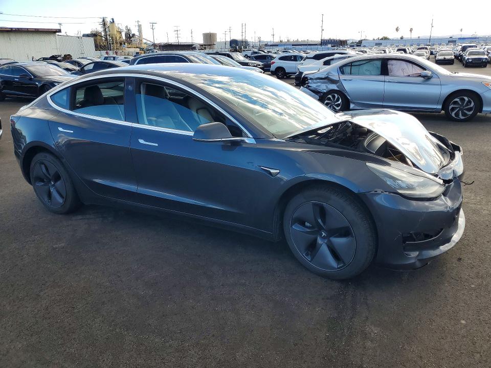 78172845 :رقم المزاد ، 5YJ3E1EA8JF077689 vin ، 2018 Tesla Model 3 مزاد بيع