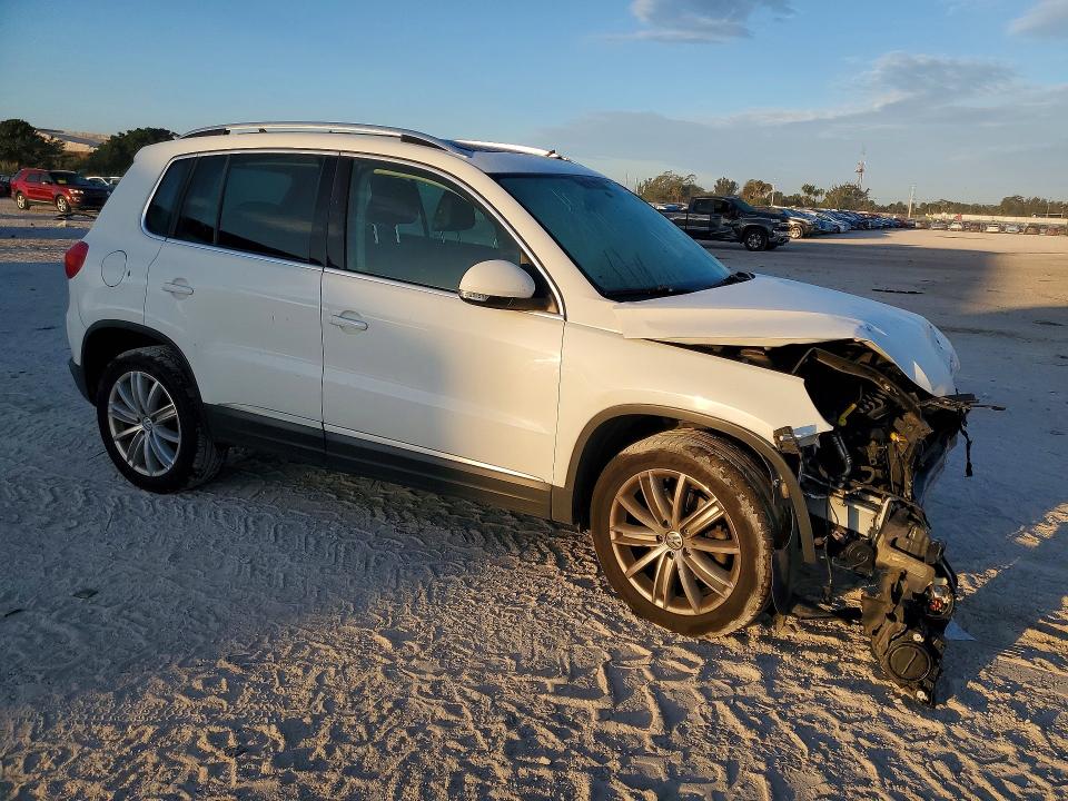 2015 Volkswagen Tiguan მანქანა იყიდება აუქციონზე, vin: WVGAV7AX3FW507857, აუქციონის ნომერი: 76195945