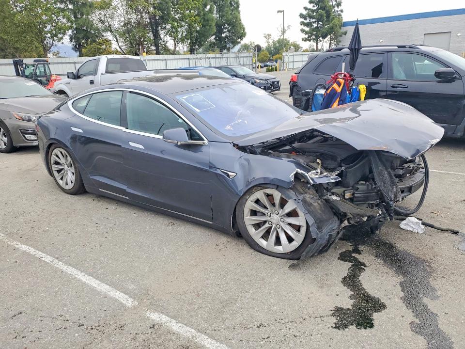 2018 Tesla Model S მანქანა იყიდება აუქციონზე, vin: 5YJSA1E20JF282651, აუქციონის ნომერი: 76983835