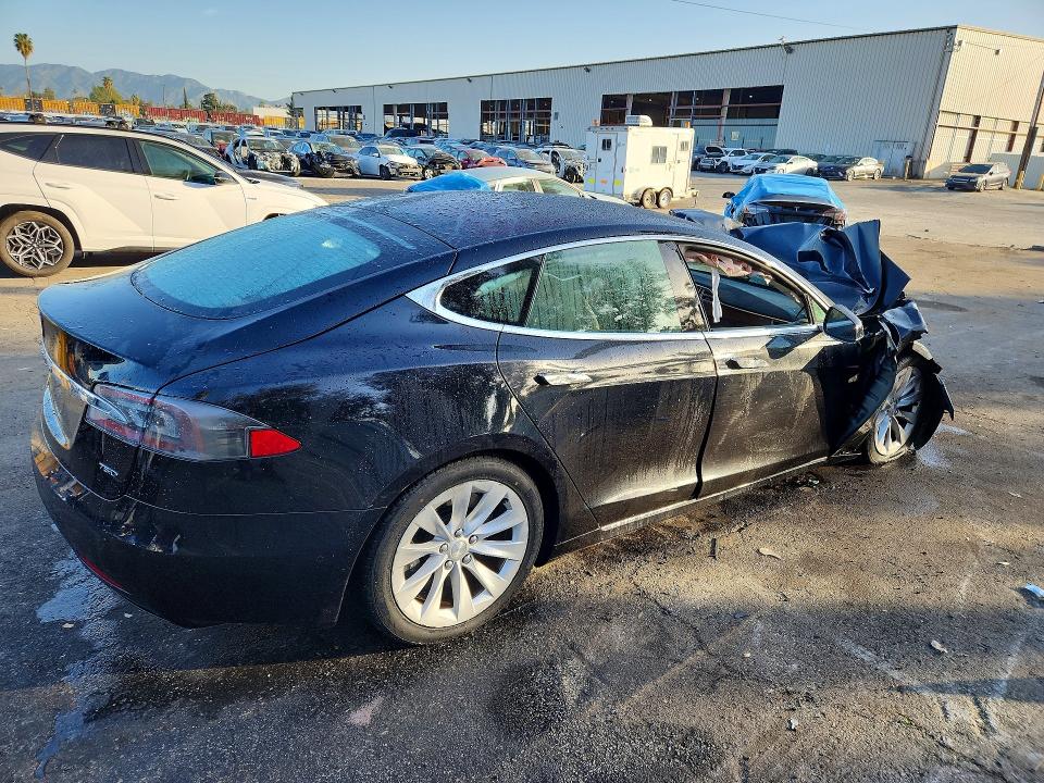 47138986 :رقم المزاد ، 5YJSA1E28HF198667 vin ، 2017 Tesla Model S مزاد بيع