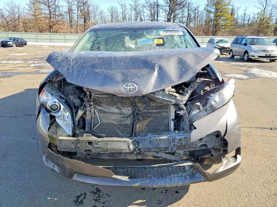 2011 Toyota Sienna მანქანა იყიდება აუქციონზე, vin: 5TDKK3DC4BS037836, აუქციონის ნომერი: 75628545