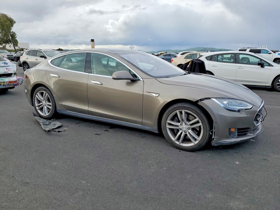 77673085 :رقم المزاد ، 5YJSA1S11FF100457 vin ، 2015 Tesla Model S مزاد بيع