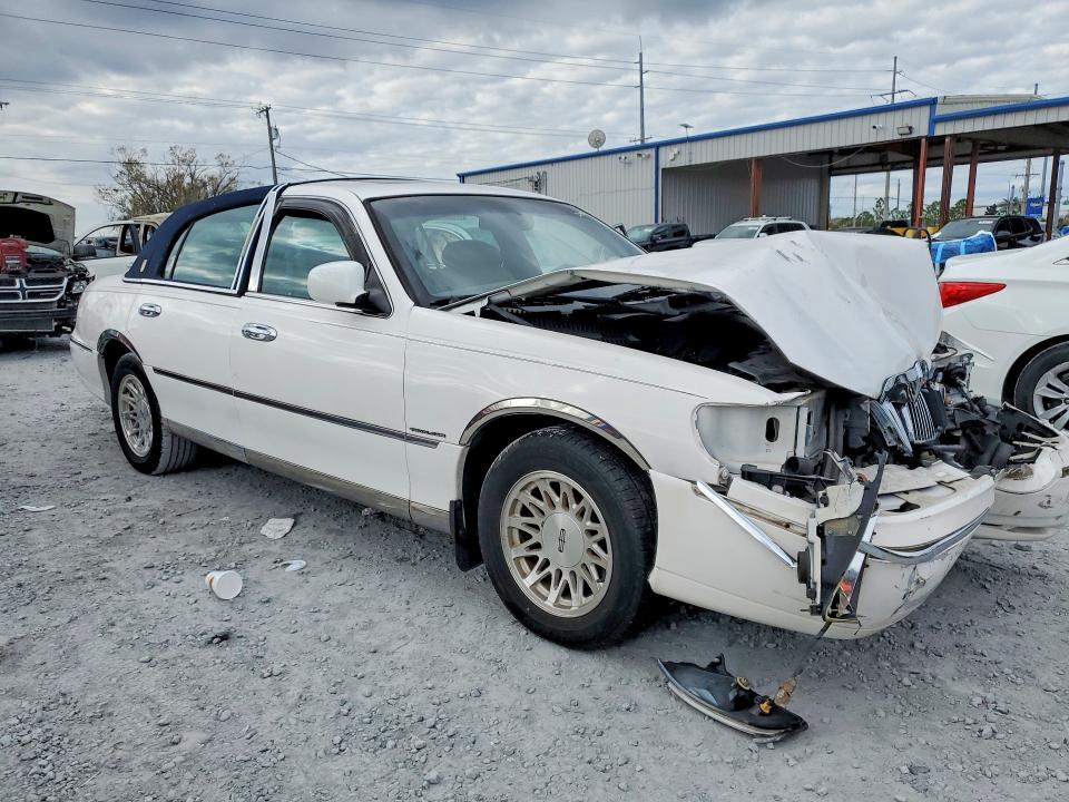 49892986 :رقم المزاد ، 1LNHM82W9XY648290 vin ، 1999 Lincoln Town Car مزاد بيع