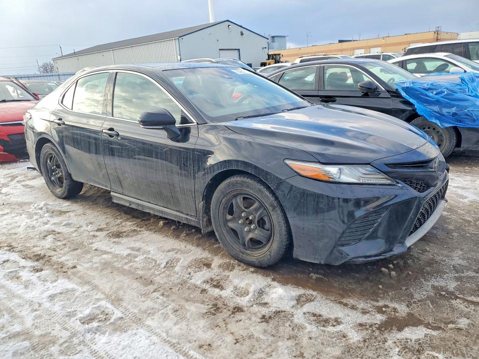 78484075 :رقم المزاد ، 4T1B61HK2JU117829 vin ، 2018 Toyota Camry مزاد بيع