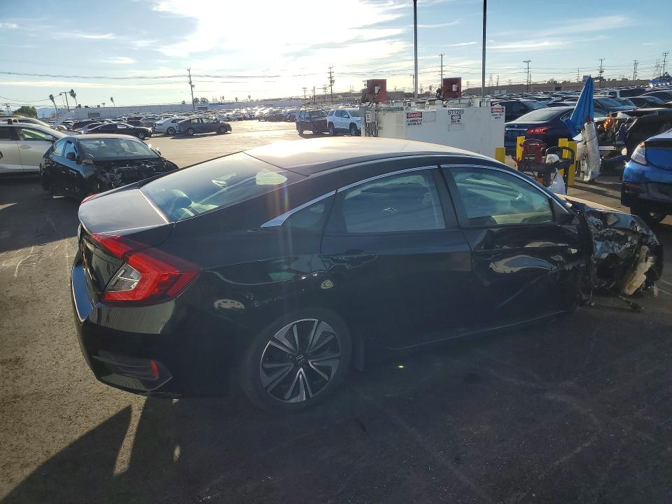 79111365 :رقم المزاد ، 2HGFC2F56JH511825 vin ، 2018 Honda Civic مزاد بيع