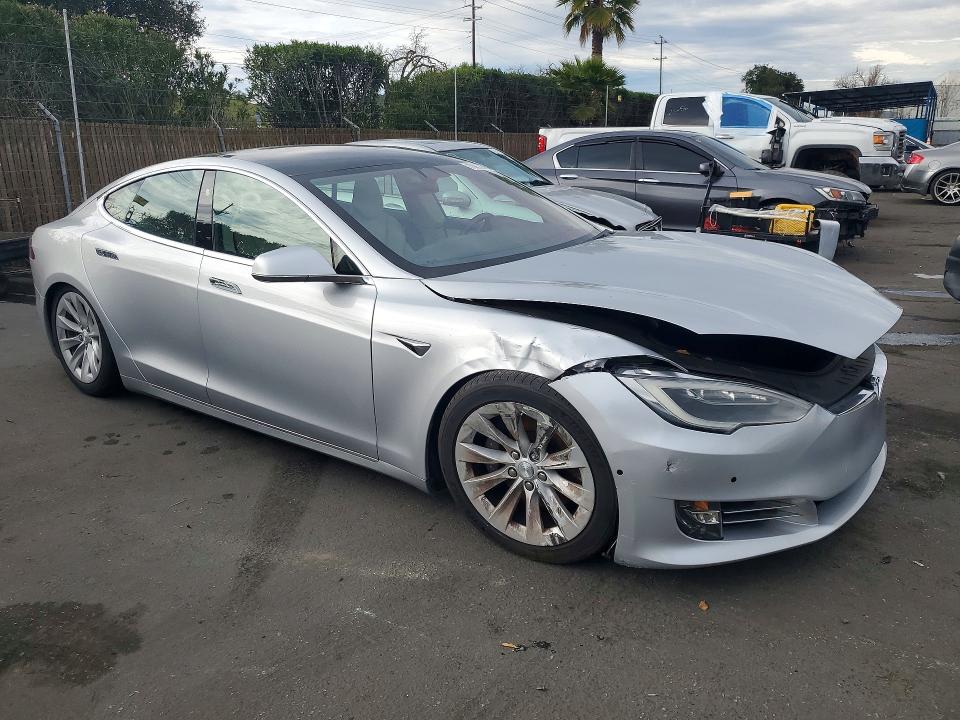 78852935 :رقم المزاد ، 5YJSA1E24JF246333 vin ، 2018 Tesla Model S مزاد بيع