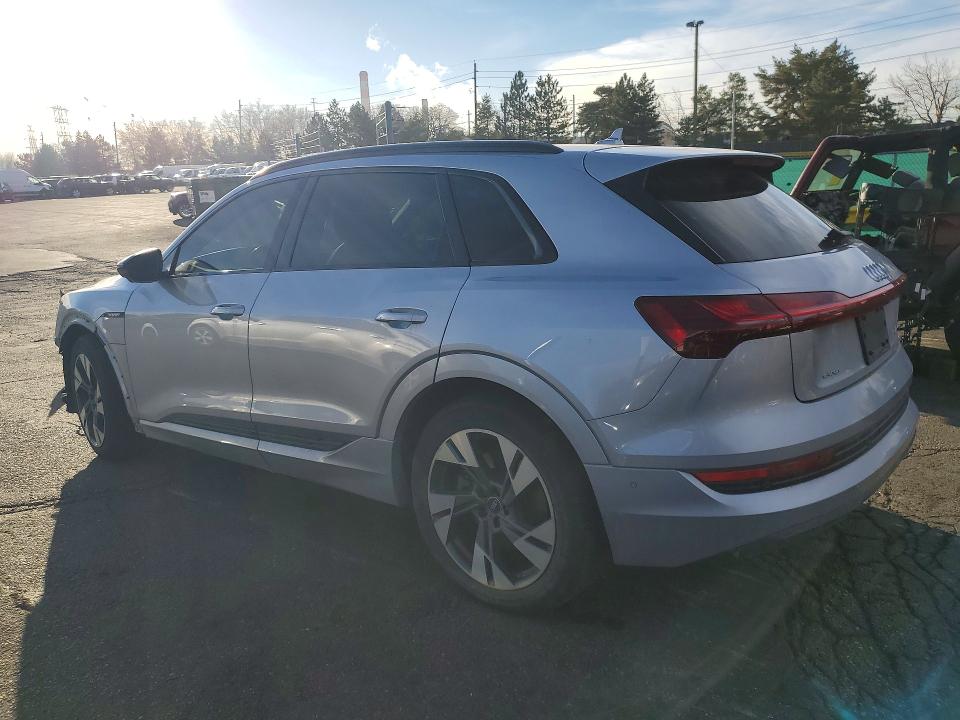 2022 Audi E-tron მანქანა იყიდება აუქციონზე, vin: WA1AAAGE4NB007547, აუქციონის ნომერი: 78201465