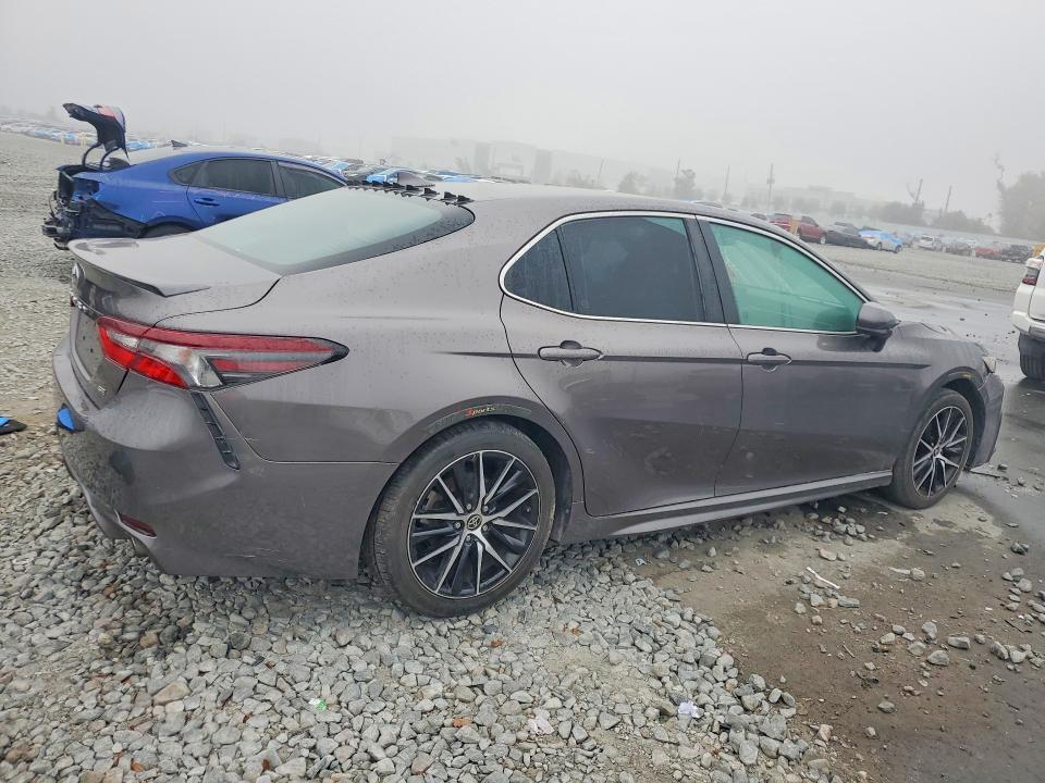 96034785 :رقم المزاد ، 4T1G11AK2MU408043 vin ، 2021 Toyota Camry مزاد بيع