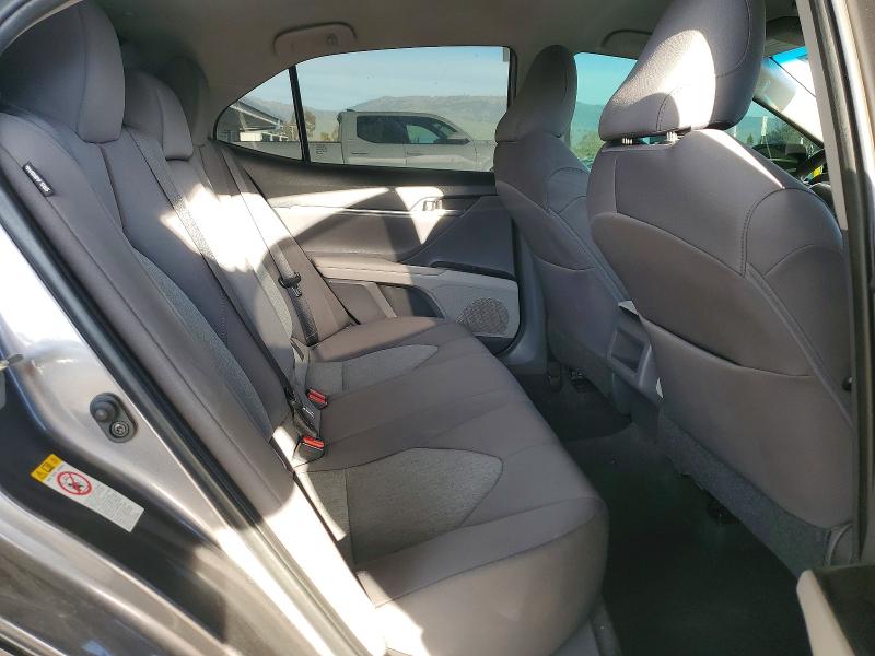 73635325 :رقم المزاد ، 4T1B11HK3JU037034 vin ، 2018 Toyota Camry مزاد بيع