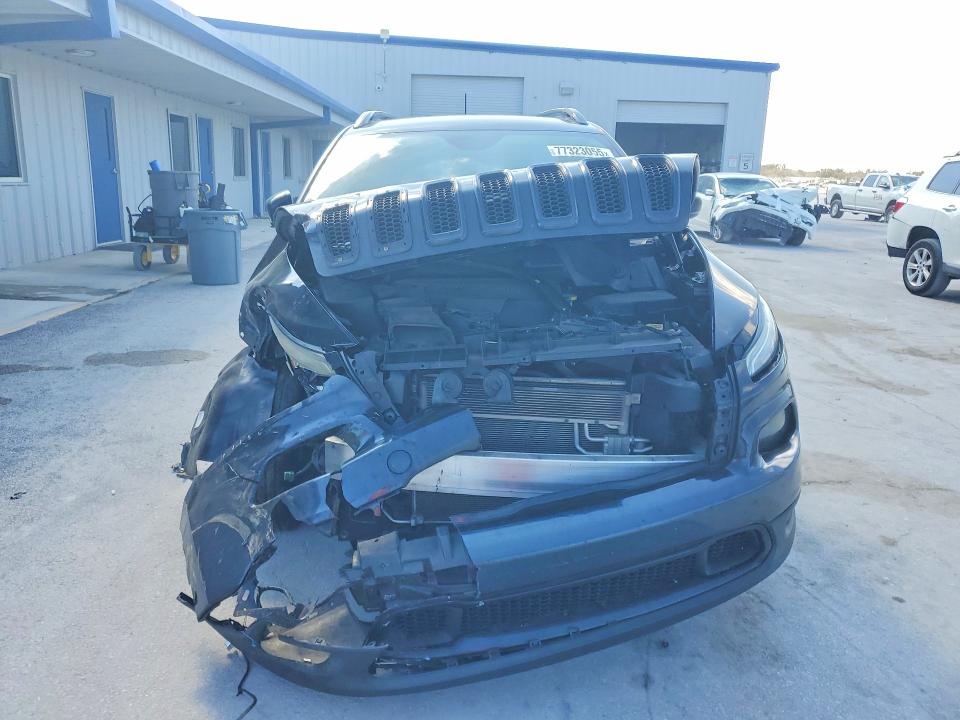 77323055 :رقم المزاد ، 1C4PJLDB3JD563126 vin ، 2018 Jeep Cherokee مزاد بيع