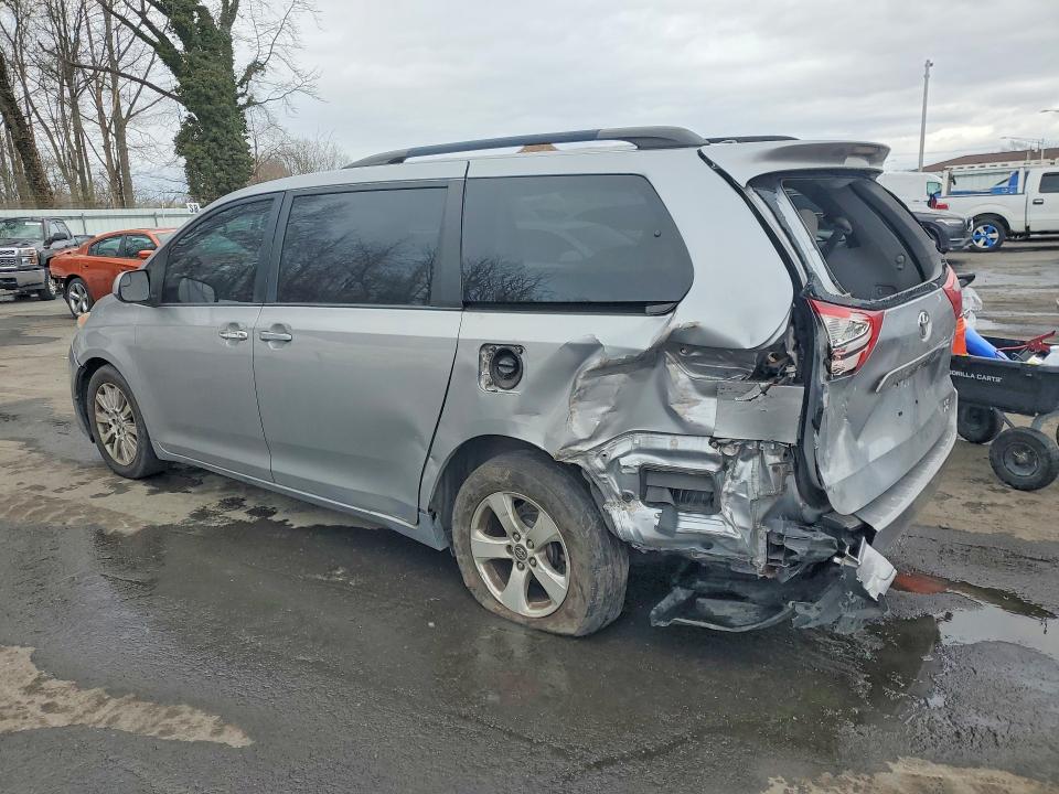 75831495 :رقم المزاد ، 5TDJK3DC9FS094888 vin ، 2015 Toyota Sienna مزاد بيع