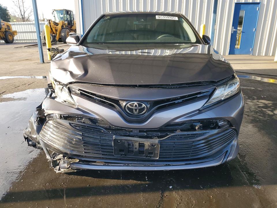 73635325 :رقم المزاد ، 4T1B11HK3JU037034 vin ، 2018 Toyota Camry مزاد بيع