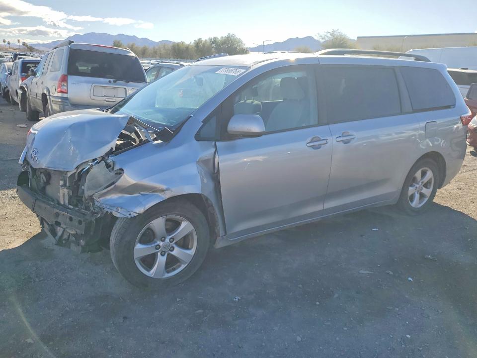 77886765 :رقم المزاد ، 5TDKK3DC4FS610675 vin ، 2015 Toyota Sienna مزاد بيع