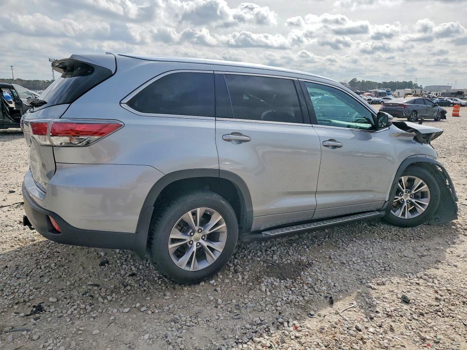 77607965 :رقم المزاد ، 5TDKKRFHXFS105364 vin ، 2015 Toyota Highlander مزاد بيع