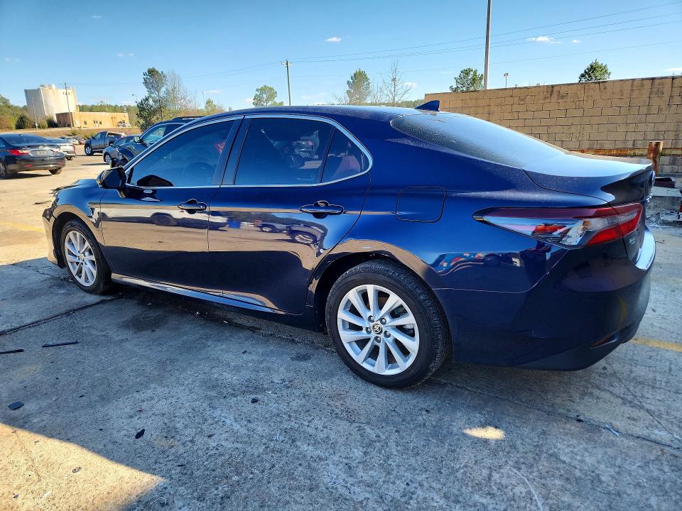 77739465 :رقم المزاد ، 4T1C11AK1NU061000 vin ، 2022 Toyota Camry مزاد بيع