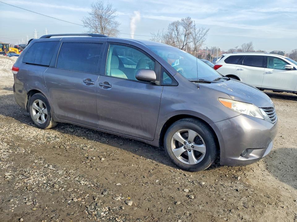 78076735 :رقم المزاد ، 5TDKK3DC5CS245807 vin ، 2012 Toyota Sienna مزاد بيع