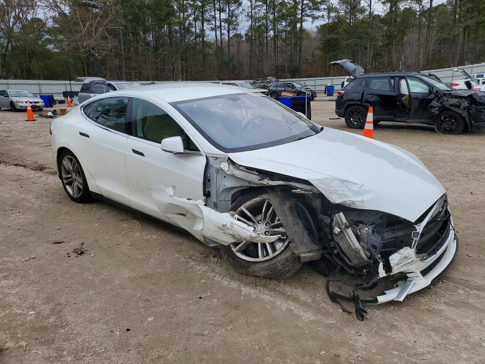 76027545 :رقم المزاد ، 5YJSA1H1XEFP44870 vin ، 2014 Tesla Model S مزاد بيع