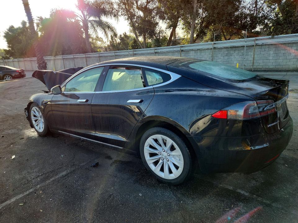 47138986 :رقم المزاد ، 5YJSA1E28HF198667 vin ، 2017 Tesla Model S مزاد بيع