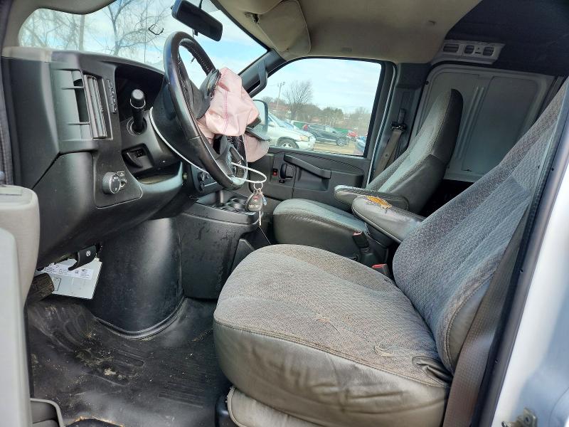 77182155 :رقم المزاد ، 1GCWGBFG4L1273317 vin ، 2020 Chevrolet Express 25 مزاد بيع