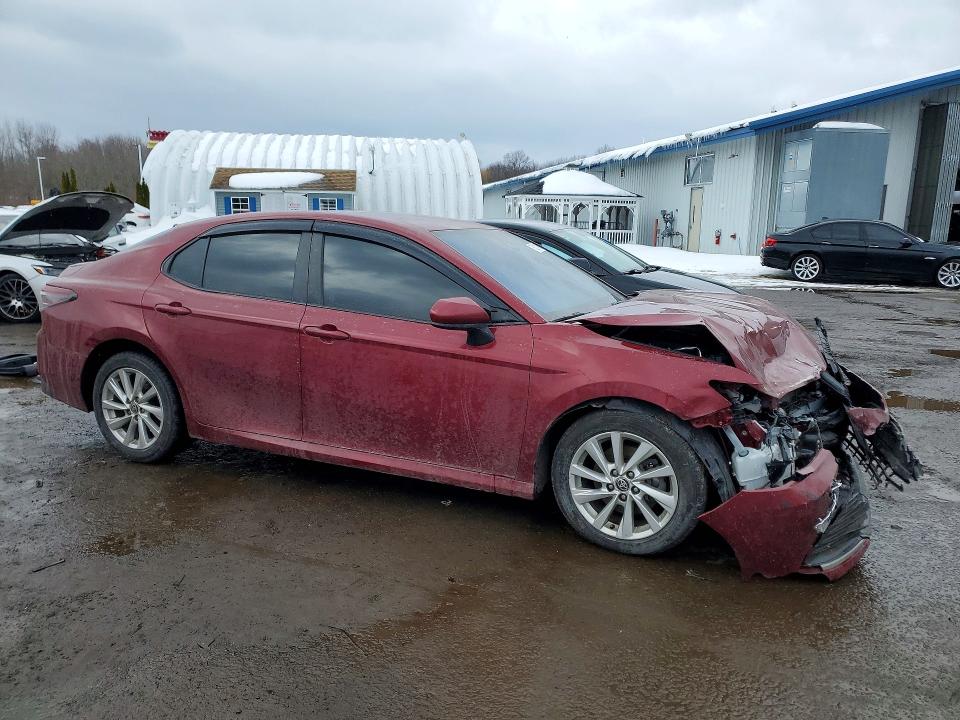 76821145 :رقم المزاد ، 4T1C11AK1MU556019 vin ، 2021 Toyota Camry مزاد بيع