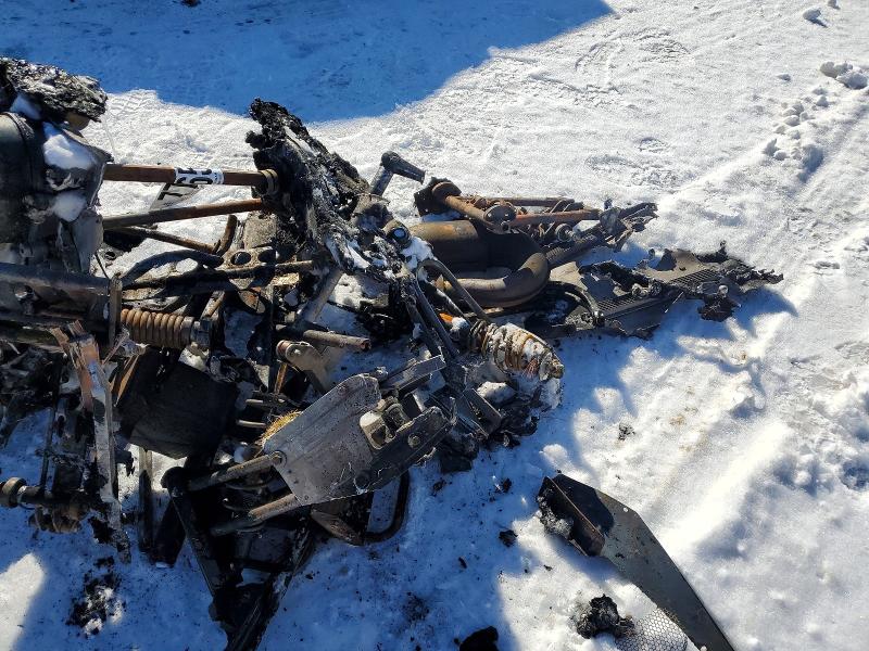 77165145 :رقم المزاد ، 4UF00SNW2YP209141 vin ، 2000 Arcc Snowmobile مزاد بيع